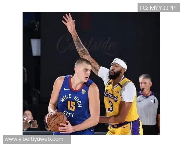 约基奇对抗训练后与裁判深入交流20分钟探讨比赛规则与判罚细节 约基奇对抗训练后与裁判深入交流20分钟探讨比赛规则与判罚细节