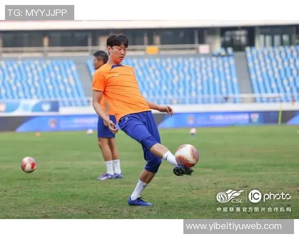 山东泰山队在武汉体育中心进行赛前踩场训练为即将到来的比赛做好准备