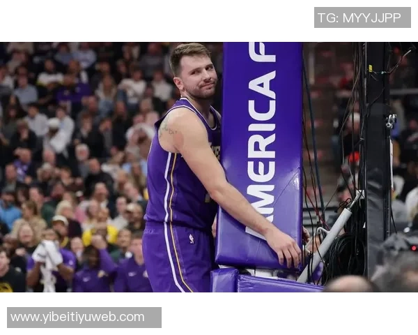 湖人半场落后76人7分东契奇贡献19分8篮板5助攻小里表现不佳仅得2分