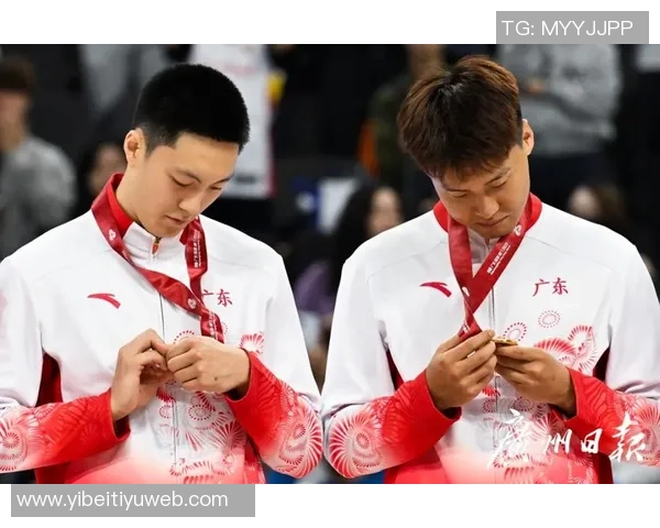 媒体人呼吁赵睿带伤上场男篮需情绪支持与郭导减压策略