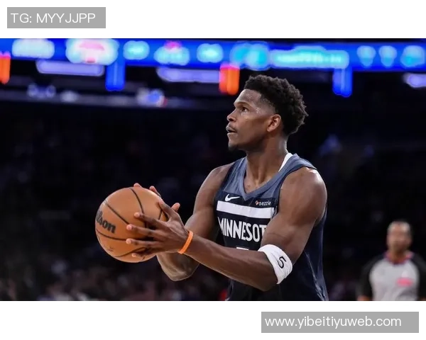 爱德华兹表现平平17投6中仅得17分贡献3篮板1断1帽令人失望